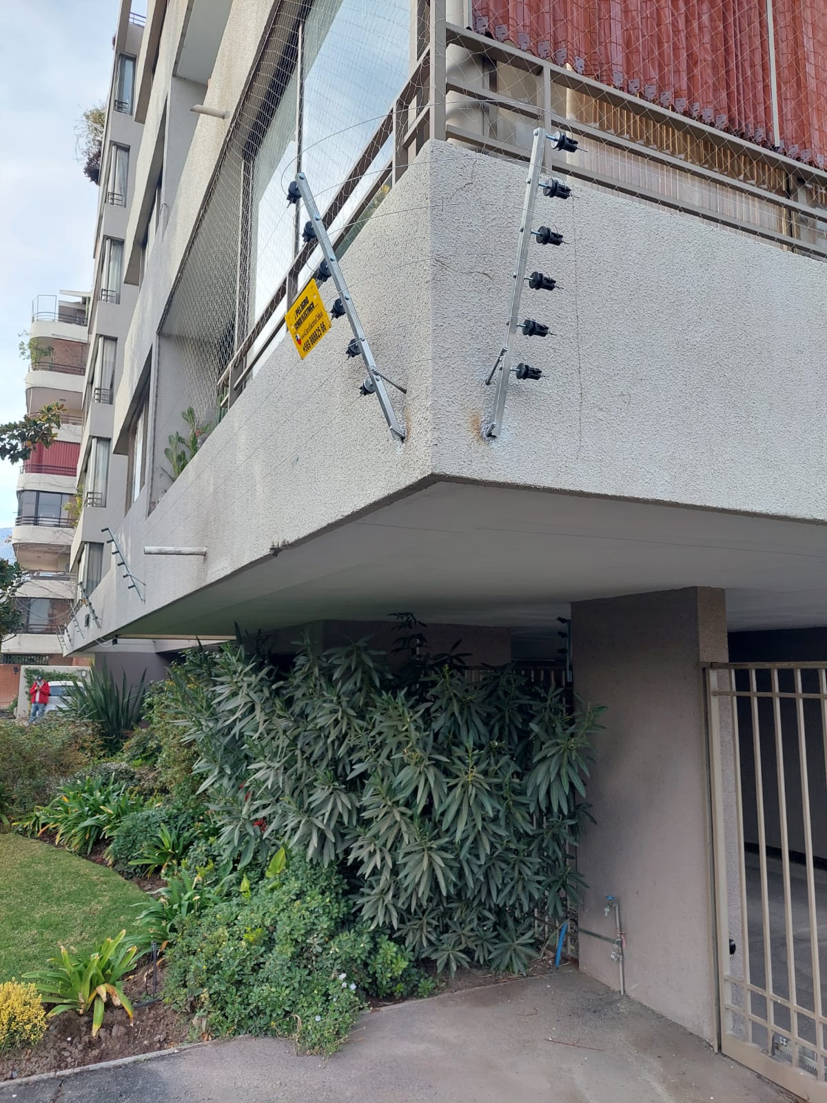 Postes y cableado de cerco eléctrico