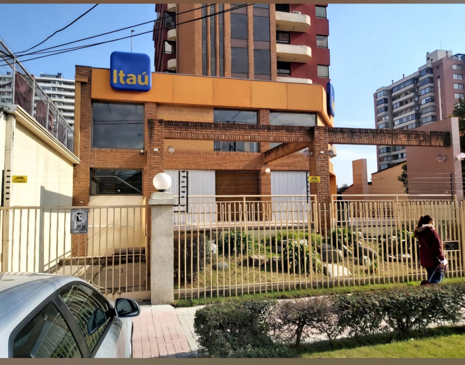 Cerco eléctrico instalado en edificio comercial